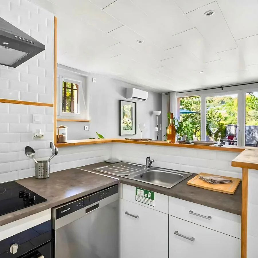 Cuisine équipée moderne – Confort et praticité à Villa Nui