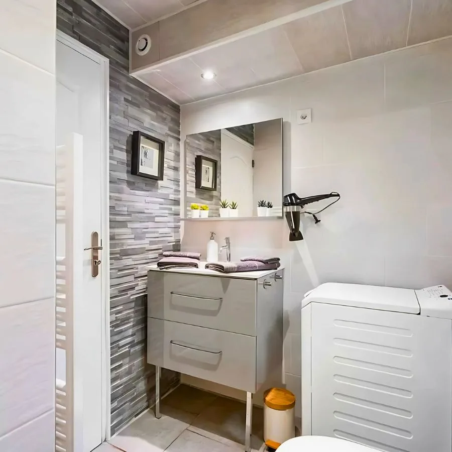 Salle de bain moderne – Villa Nui à Cuers dans le Var